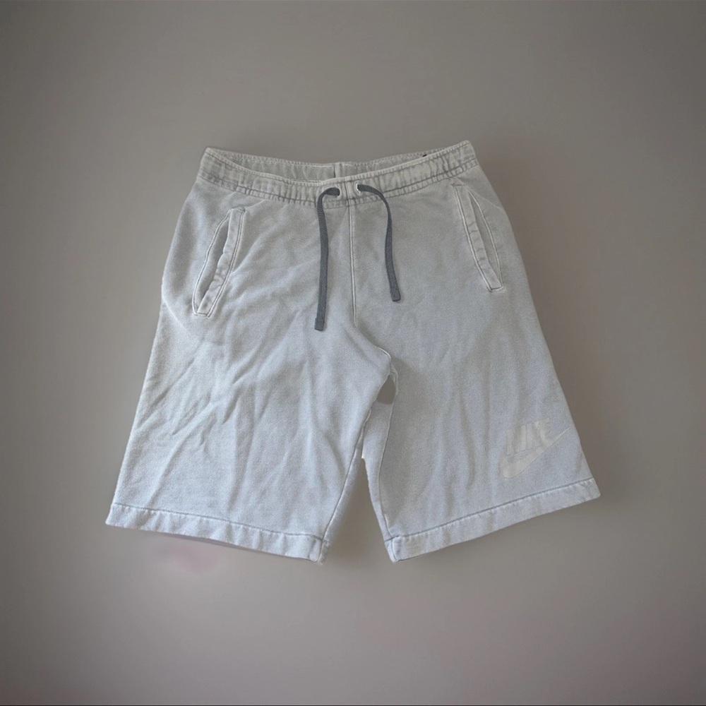 Nike Men's Light Gray Athletic Shorts